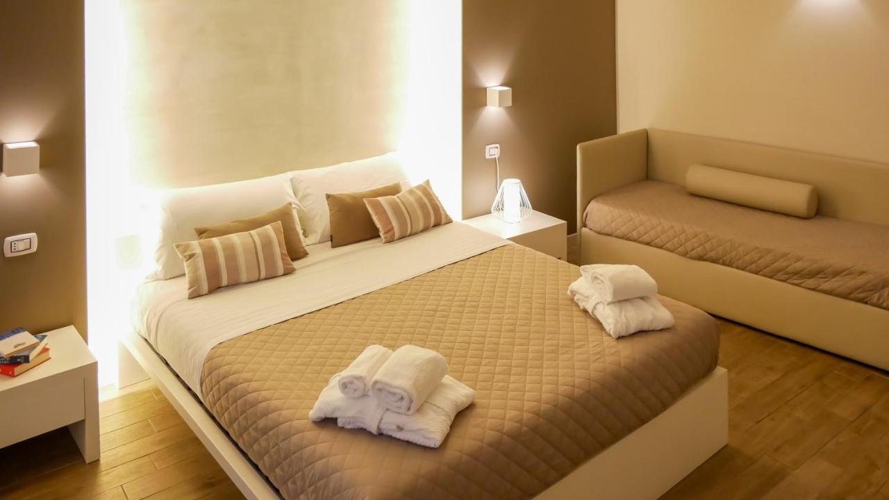 La Banchina Holiday Rooms Trani Exterior photo