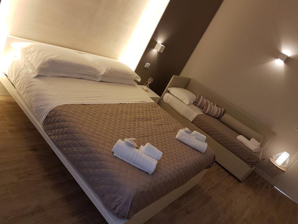 La Banchina Holiday Rooms Trani Exterior photo